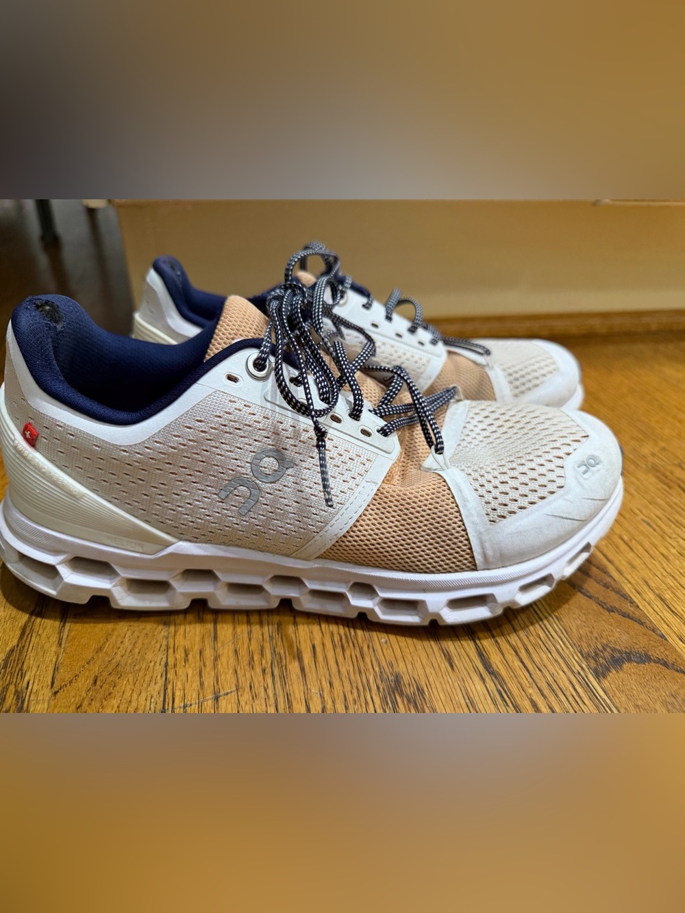 On Cloud Women’s Sneakers - Beige White Navy Sz 8